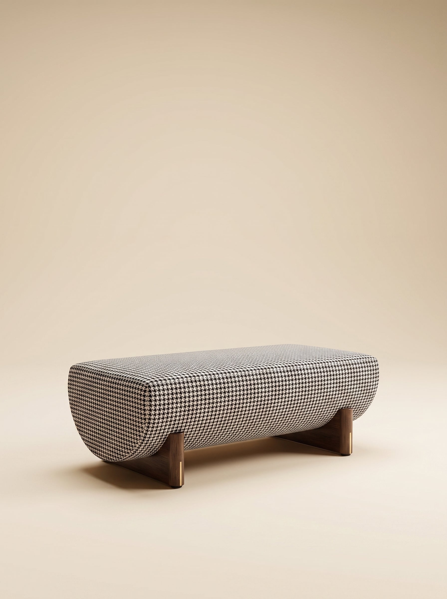 Supellex Home ottoman alargado Khal tapizado en tela con patrón pata de gallo blanco y negro con base en madera de nogal - vista en perspectiva