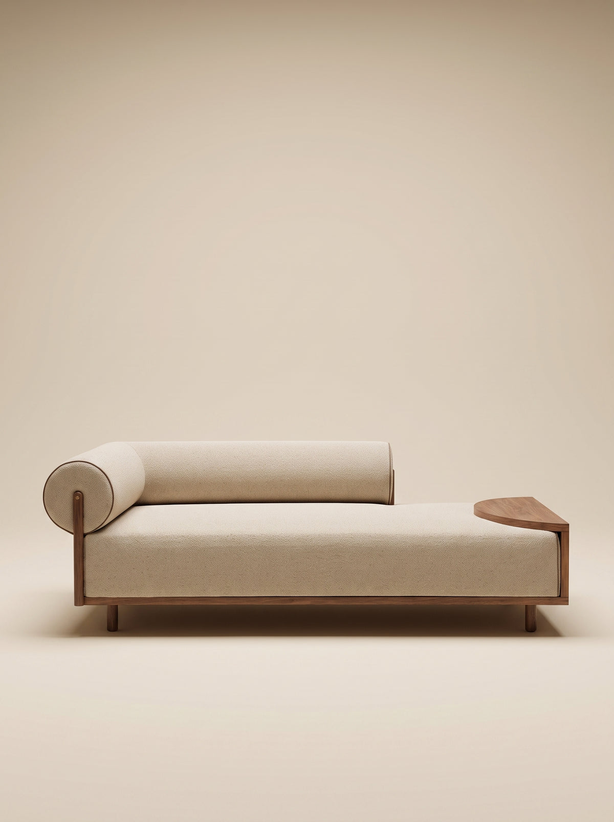 Supellex Home bench Galoon tapizado en tela color beige con respaldo cilíndrico, mesa lateral integrada y estructura en madera nogal - vista frontal