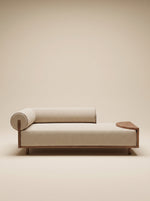Supellex Home bench Galoon tapizado en tela color beige con respaldo cilíndrico, mesa lateral integrada y estructura en madera nogal - vista frontal