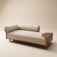 Supellex Home bench Galoon tapizado en tela color beige con respaldo cilíndrico, mesa lateral integrada y estructura en madera nogal - vista en perspectiva tres cuartos