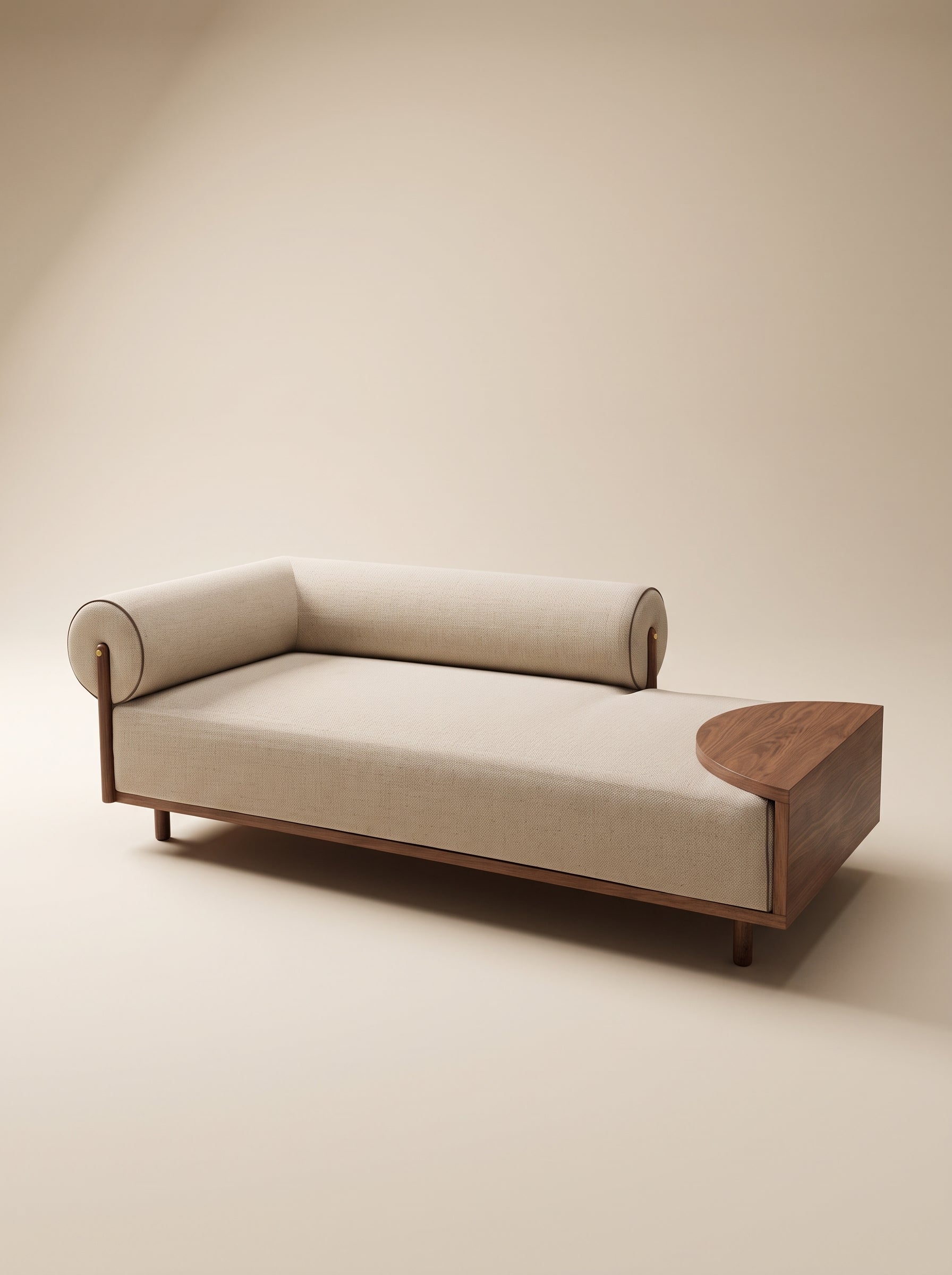 Supellex Home bench Galoon tapizado en tela color beige con respaldo cilíndrico, mesa lateral integrada y estructura en madera nogal - vista en perspectiva tres cuartos