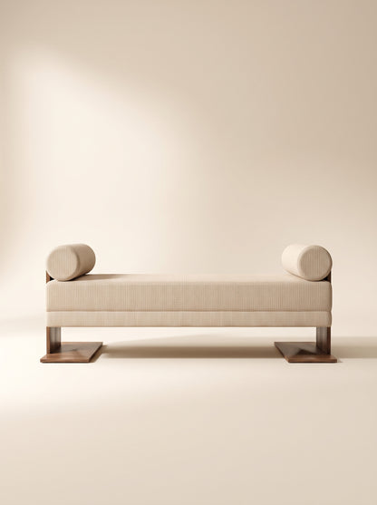 Supellex Home bench Lugano tapizado en tela bouclé color beige con dos rodillos laterales y base en madera nogal - vista frontal
