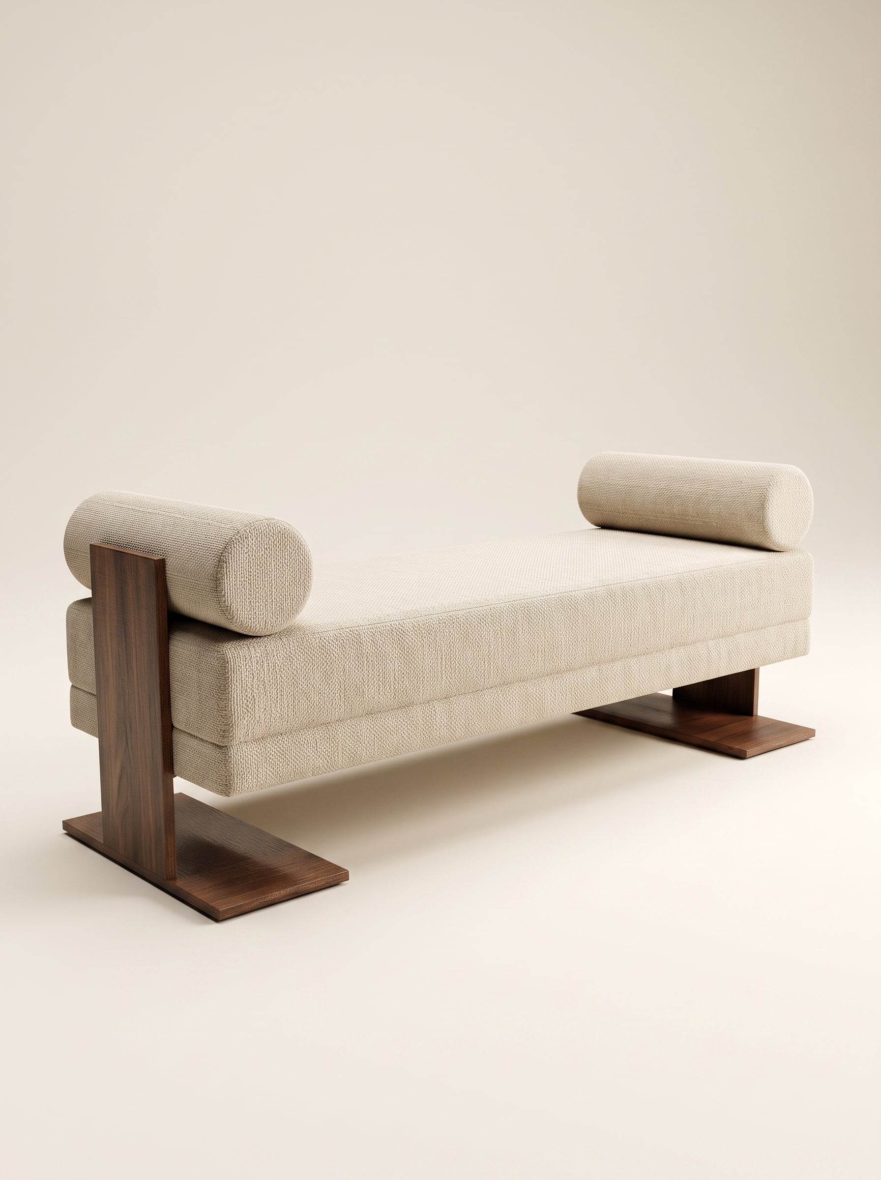 Supellex Home bench Lugano tapizado en tela bouclé color beige con dos rodillos laterales y base en madera nogal - vista en perspectiva tres cuartos