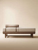 Supellex Home bench Lusso tapizado en tela color beige con rodillo de apoyo en cuero marrón y estructura en madera nogal - vista frontal
