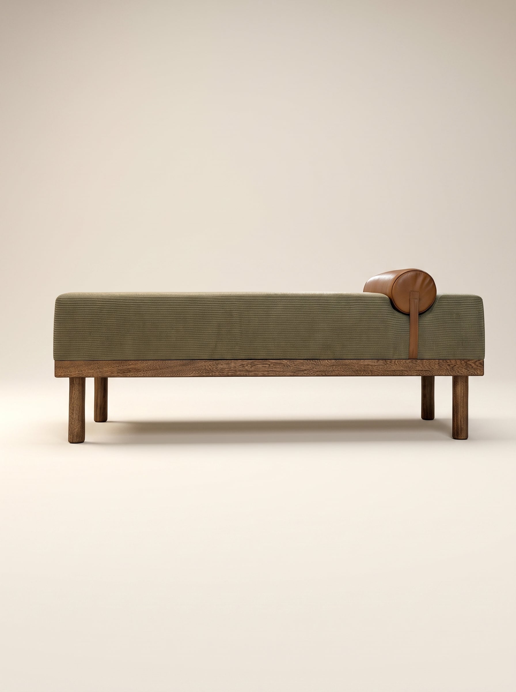 Supellex Home bench Silvio tapizado en tela color verde oliva con rodillo de apoyo en cuero cognac y base en madera nogal - vista frontal
