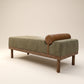 Supellex Home bench Silvio tapizado en tela color verde oliva con rodillo de apoyo en cuero cognac y base en madera nogal - vista en perspectiva tres cuartos