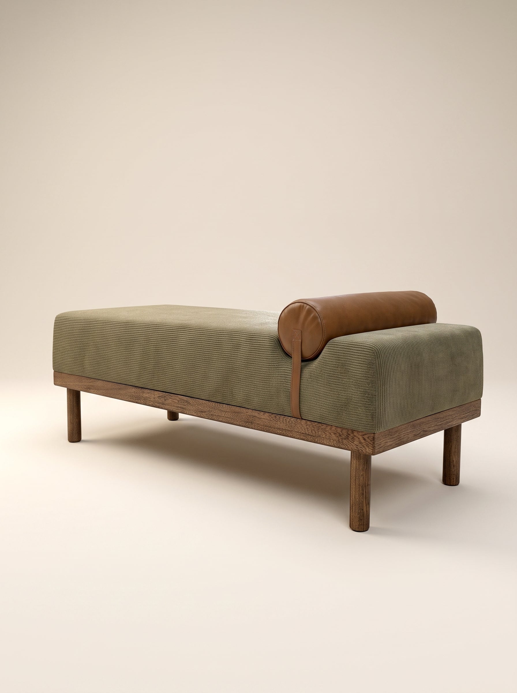Supellex Home bench Silvio tapizado en tela color verde oliva con rodillo de apoyo en cuero cognac y base en madera nogal - vista en perspectiva tres cuartos
