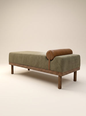 Supellex Home bench Silvio tapizado en tela color verde oliva con rodillo de apoyo en cuero cognac y base en madera nogal - vista en perspectiva tres cuartos