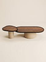 Supellex Home juego de mesas de centro Kaia y Koi de formas orgánicas con superficie en madera nogal, borde negro y bases cilíndricas color beige - vista frontal