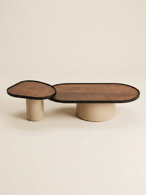 Supellex Home juego de mesas de centro Kaia y Koi de formas orgánicas con superficie en madera nogal, borde negro y bases cilíndricas color beige - vista frontal