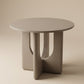 Supellex Home mesa auxiliar redonda Bosco en acabado color beige topo con superficie circular y base escultural de patas arqueadas - vista en perspectiva