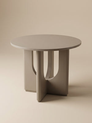 Supellex Home mesa auxiliar redonda Bosco en acabado color beige topo con superficie circular y base escultural de patas arqueadas - vista en perspectiva