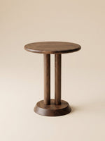 Supellex Home mesa auxiliar redonda Cleo fabricada en madera maciza de nogal con tapa circular, doble pilar cilíndrico y base cónica - vista en perspectiva