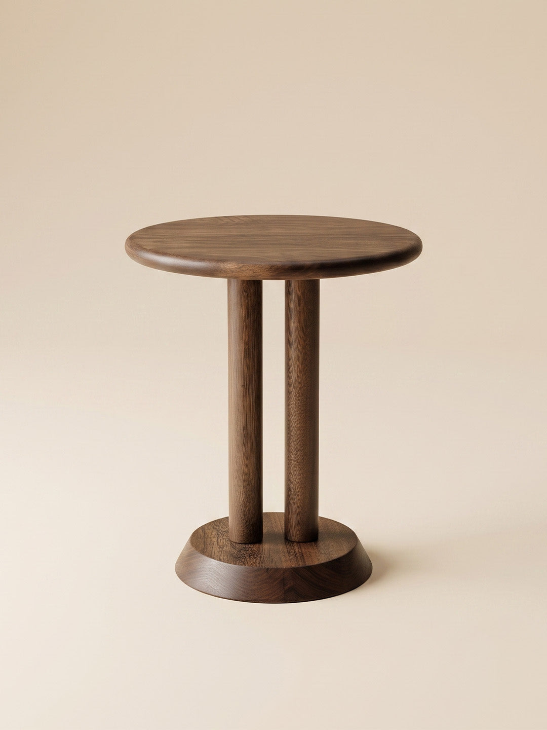 Supellex Home mesa auxiliar redonda Cleo fabricada en madera maciza de nogal con tapa circular, doble pilar cilíndrico y base cónica - vista en perspectiva