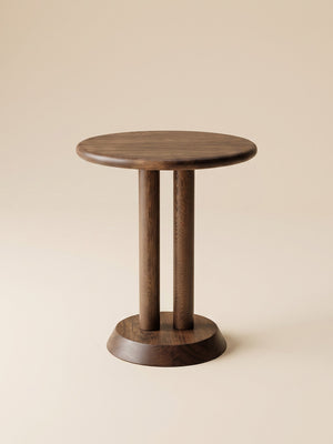 Supellex Home mesa auxiliar redonda Cleo fabricada en madera maciza de nogal con tapa circular, doble pilar cilíndrico y base cónica - vista en perspectiva
