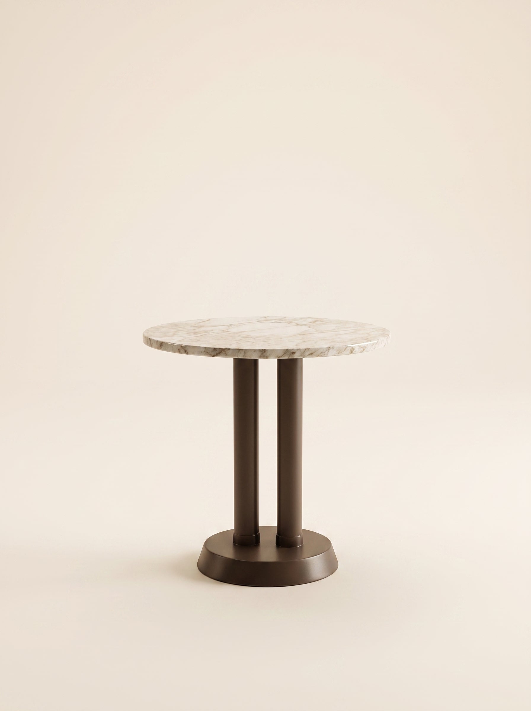 Supellex Home mesa auxiliar redonda Cleo con tapa de mármol blanco veteado, estructura de doble columna cilíndrica y base cónica color café - vista frontal