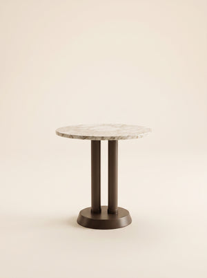 Supellex Home mesa auxiliar redonda Cleo con tapa de mármol blanco veteado, estructura de doble columna cilíndrica y base cónica color café - vista frontal