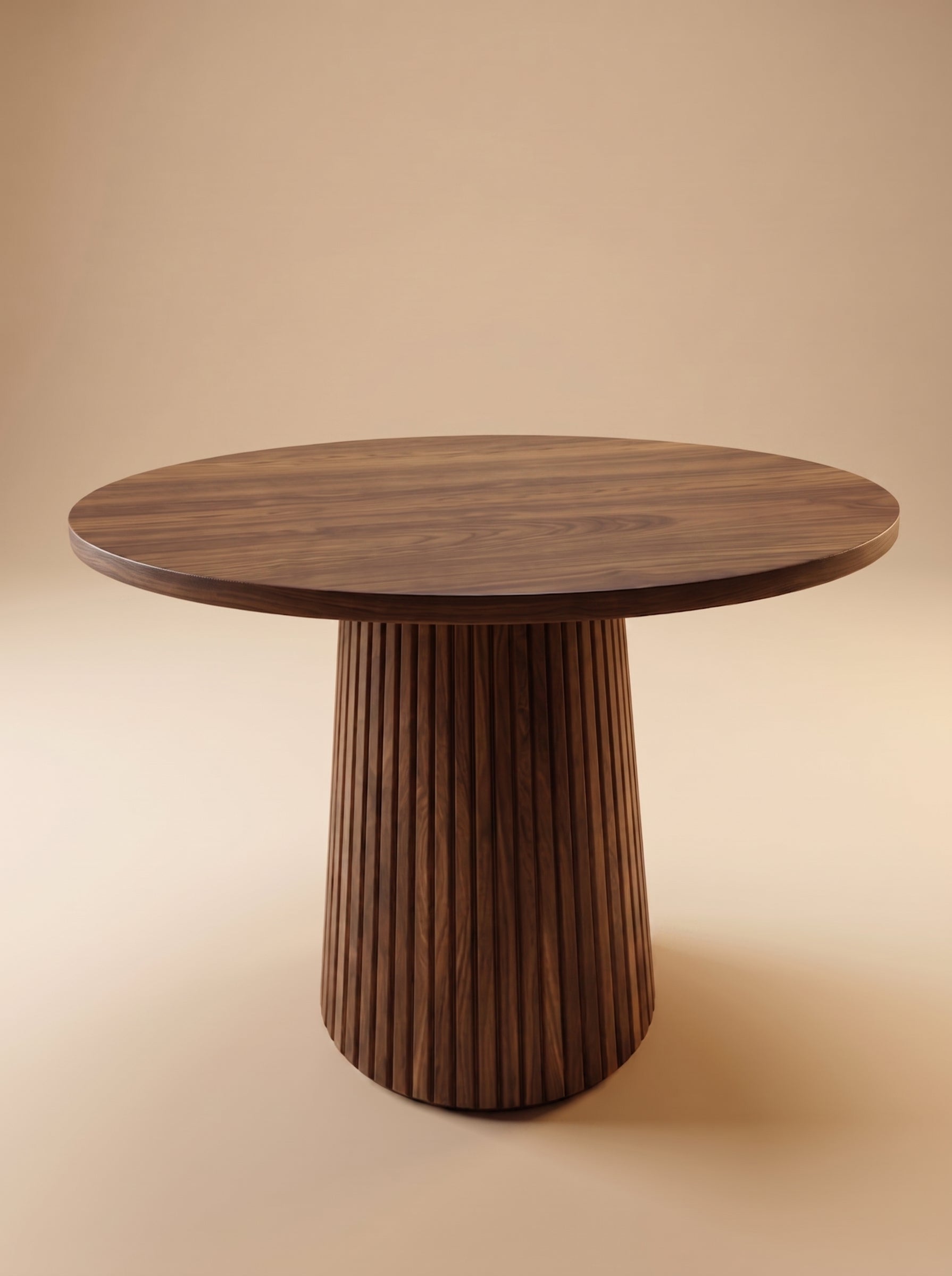 Supellex Home mesa auxiliar redonda Ero en madera nogal con superficie circular y base cónica estriada de listones verticales - vista en perspectiva