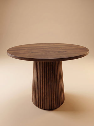Supellex Home mesa auxiliar redonda Ero en madera nogal con superficie circular y base cónica estriada de listones verticales - vista en perspectiva