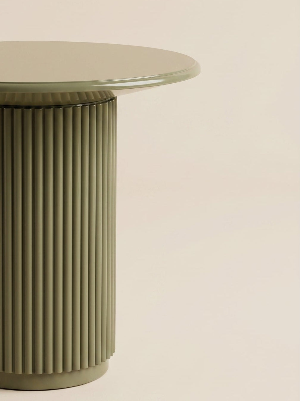 Supellex Home mesa auxiliar Gio Green detalle en primer plano del canto de la tapa y columna cilíndrica estriada en color verde oliva