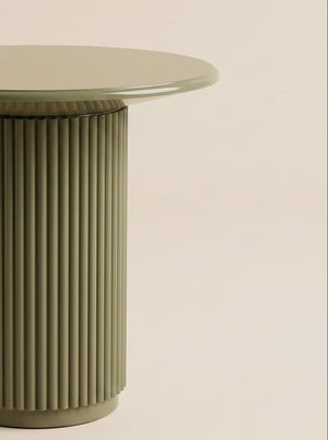 Supellex Home mesa auxiliar Gio Green detalle en primer plano del canto de la tapa y columna cilíndrica estriada en color verde oliva