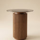 Supellex Home mesa auxiliar redonda Gio con tapa circular en vidrio ahumado y pedestal cilíndrico de listones de madera nogal acanalada - vista en perspectiva