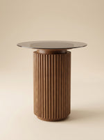 Supellex Home mesa auxiliar redonda Gio con tapa circular en vidrio ahumado y pedestal cilíndrico de listones de madera nogal acanalada - vista en perspectiva