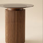 Supellex Home mesa auxiliar Gio con superficie en cristal tonalizado y columna cilíndrica estriada en madera maciza de nogal - vista frontal