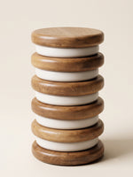 Supellex Home mesa auxiliar o pedestal cilíndrico Querqus con estructura escultural de discos de madera maciza de nogal intercalados con anillos en acabado blanco mate - vista de producto