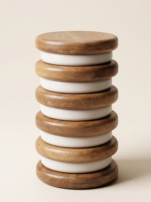 Supellex Home mesa auxiliar o pedestal cilíndrico Querqus con estructura escultural de discos de madera maciza de nogal intercalados con anillos en acabado blanco mate - vista de producto