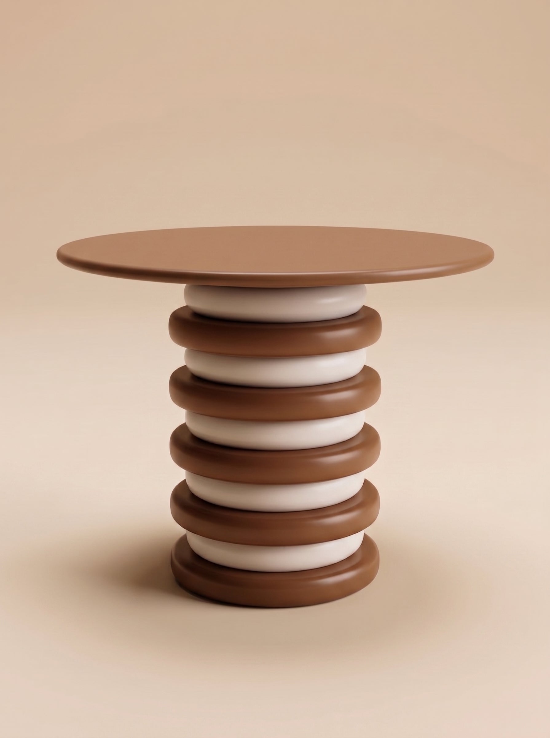 Supellex Home mesa auxiliar redonda Querta con tapa circular en color marrón topo y pedestal cilíndrico de anillos apilados en tonos marrón y blanco - vista en perspectiva