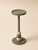 Supellex Home mesa auxiliar redonda Tana en color verde oliva con tapa tipo bandeja y base decorativa con esferas torneadas - vista en perspectiva