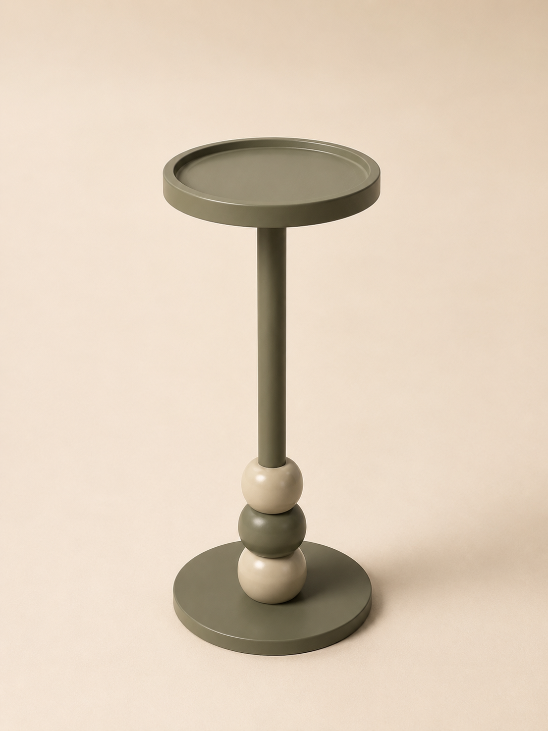 Supellex Home mesa auxiliar redonda Tana en color verde oliva con tapa tipo bandeja y base decorativa con esferas torneadas - vista en perspectiva