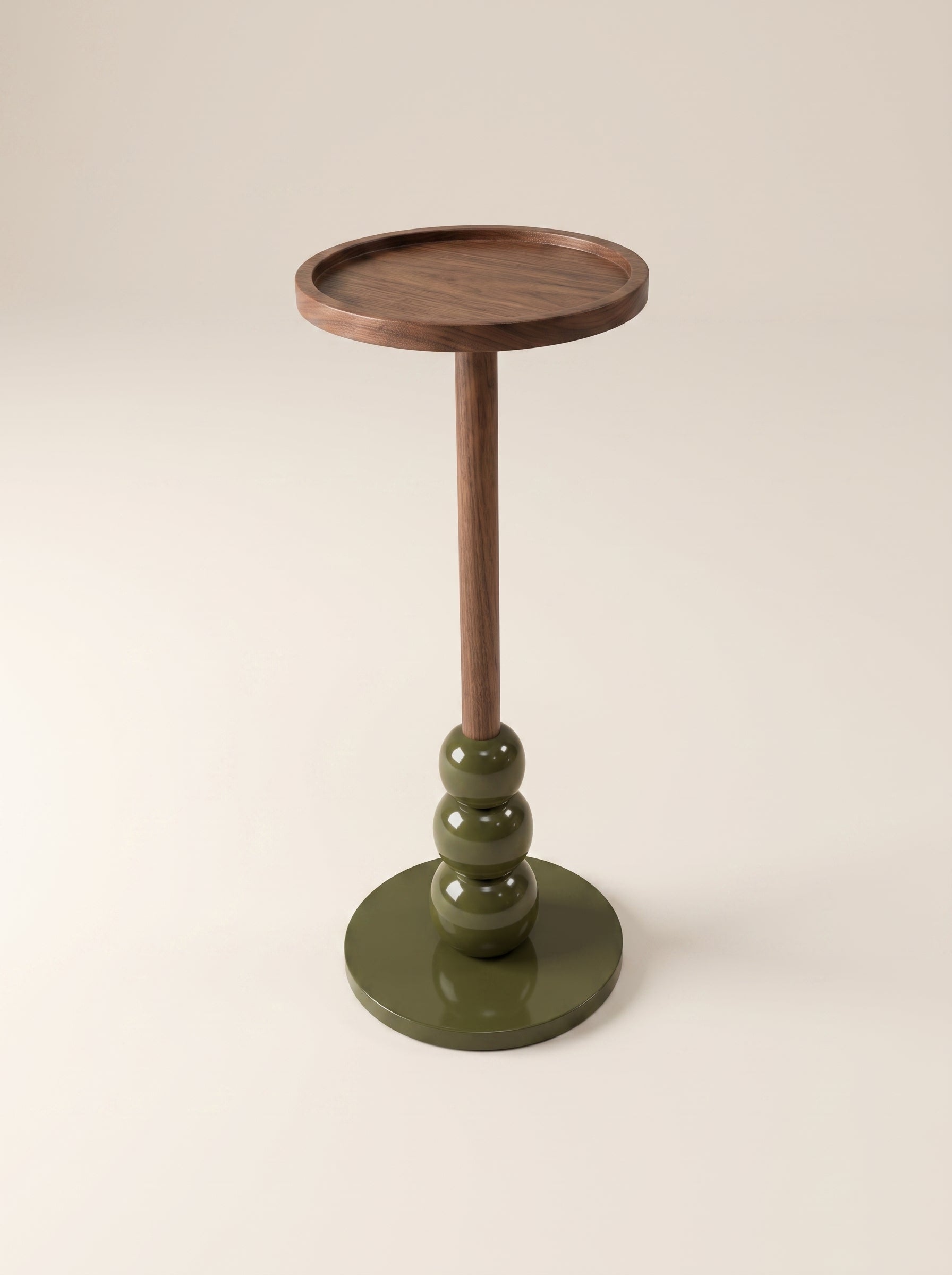 Supellex Home mesa auxiliar redonda Tana con tapa y fuste en madera de nogal y base verde oliva con detalle de esferas torneadas - vista en perspectiva