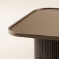 Supellex Home mesa de centro Apolo detalle de superficie con borde perimetral elevado y columna acanalada color marrón topo
