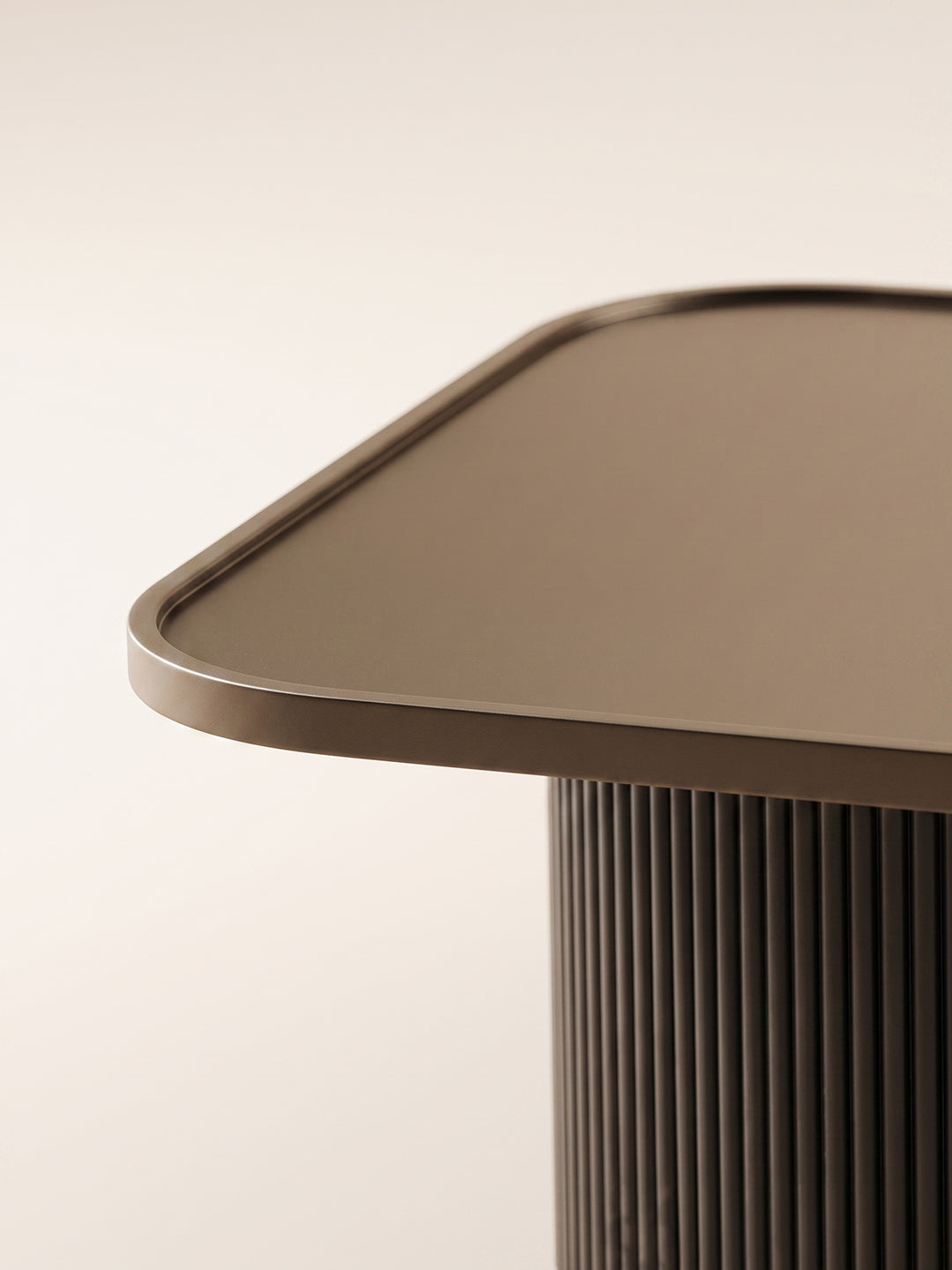 Supellex Home mesa de centro Apolo detalle de superficie con borde perimetral elevado y columna acanalada color marrón topo