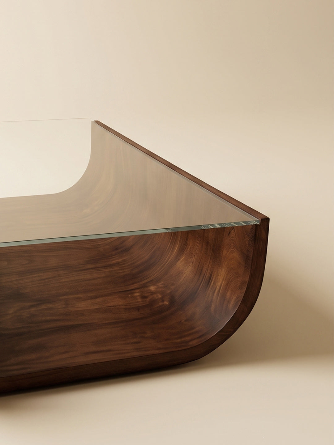 Supellex Home mesa de centro Canou detalle en primer plano de la curvatura cóncava en madera nogal con ensamble de tapa en cristal