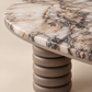 Supellex Home mesa de centro ovalada Gaia con superficie en mármol veteado y tres patas cilíndricas de anillos apilados en color topo - vista en perspectiva detalle