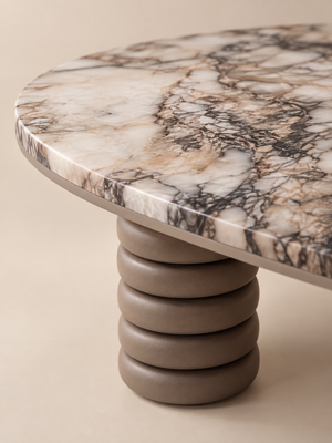 Supellex Home mesa de centro ovalada Gaia con superficie en mármol veteado y tres patas cilíndricas de anillos apilados en color topo - vista en perspectiva detalle