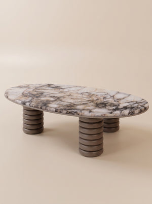 Supellex Home mesa de centro ovalada Gaia con superficie en mármol veteado y tres patas cilíndricas de anillos apilados en color topo - vista en perspectiva