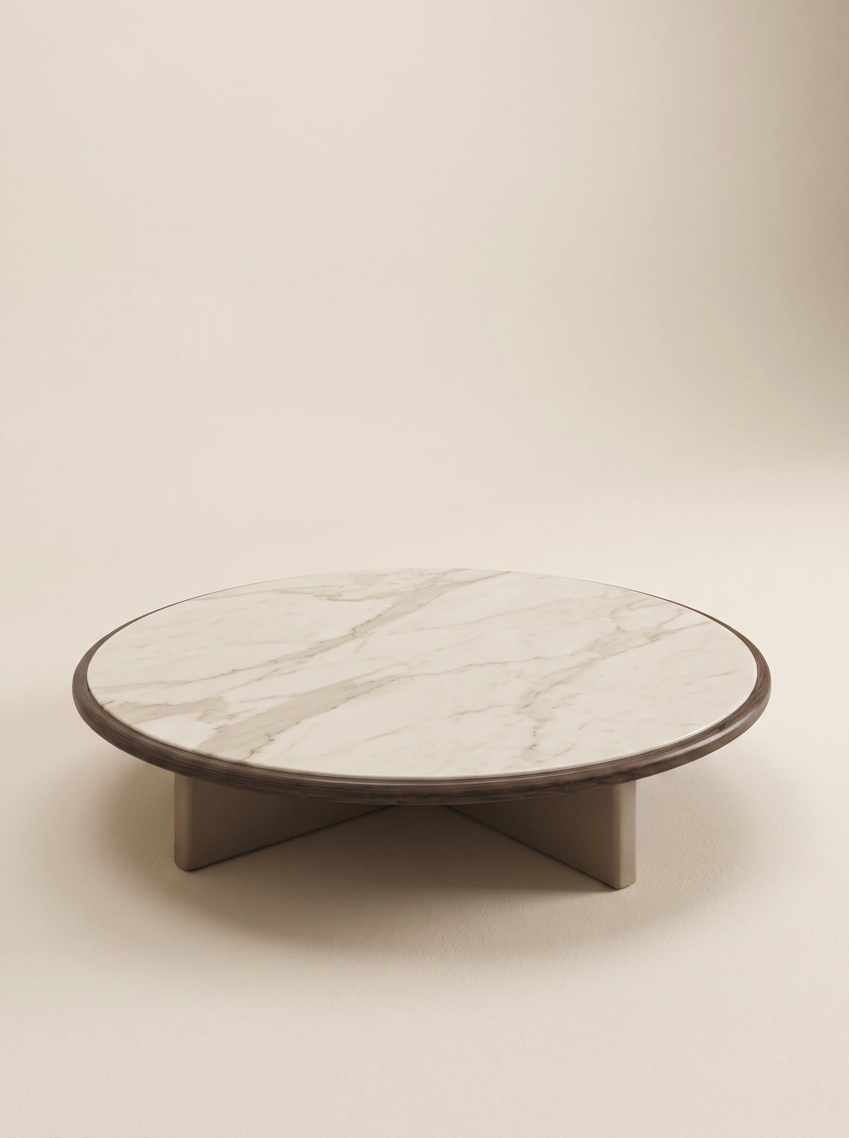 Supellex Home mesa de centro redonda Malta con superficie en mármol blanco veteado, aro perimetral y base en cruz de madera nogal - vista en perspectiva