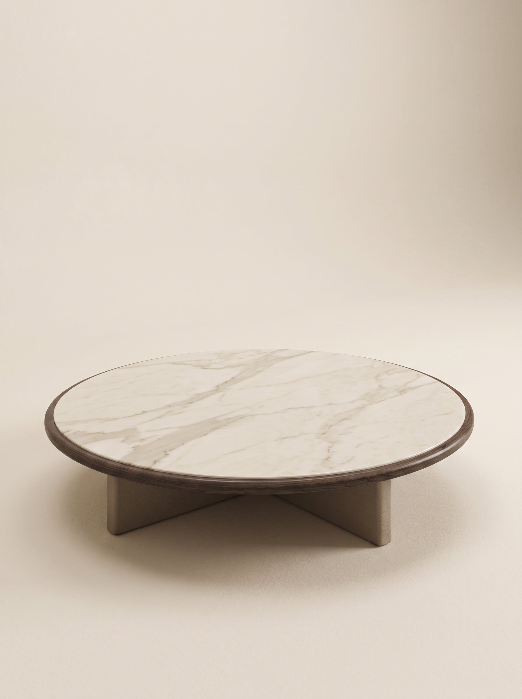 Supellex Home mesa de centro redonda Malta con superficie en mármol blanco veteado, aro perimetral y base en cruz de madera nogal - vista en perspectiva
