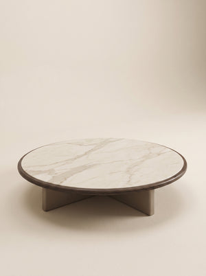 Supellex Home mesa de centro redonda Malta con superficie en mármol blanco veteado, aro perimetral y base en cruz de madera nogal - vista en perspectiva