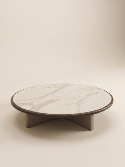 Supellex Home mesa de centro redonda Malta con superficie en mármol blanco veteado, aro perimetral y base en cruz de madera nogal - vista en perspectiva