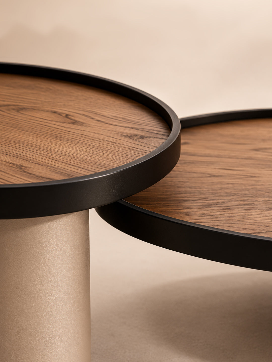 Supellex Home mesas de centro Kaia y Koi detalle en primer plano de superficies en madera nogal con marco biselado negro y niveles escalonados