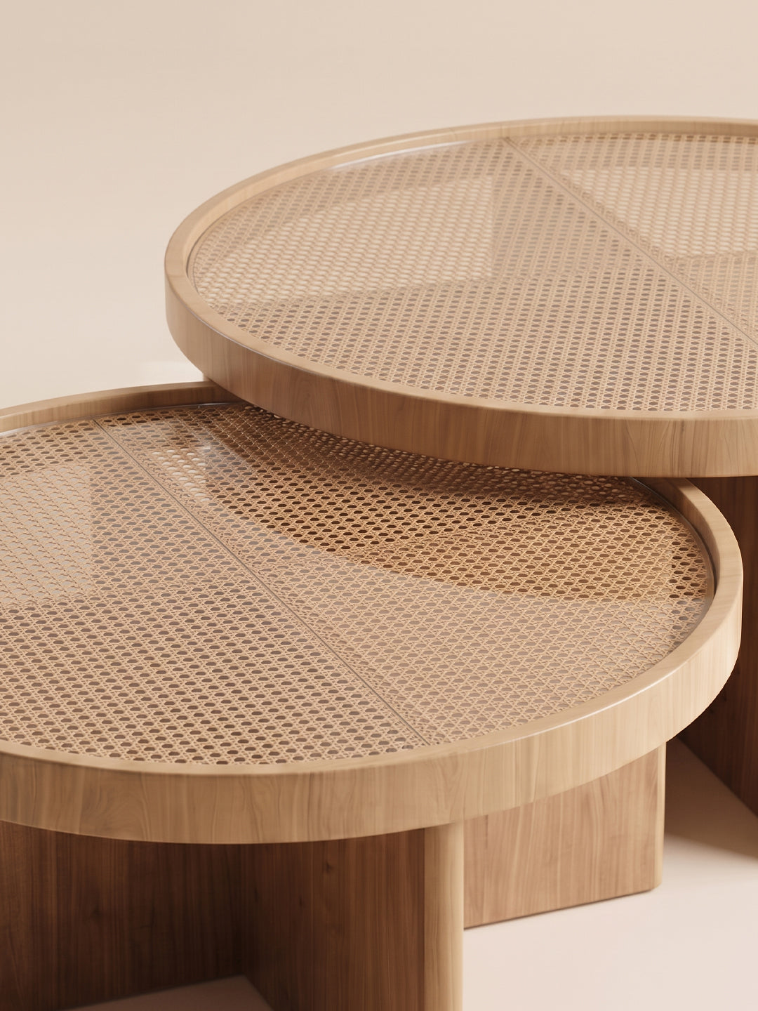 Supellex Home mesas de centro anidadas Malta detalle en primer plano de estructura en madera natural con tapa circular en tejido de ratán
