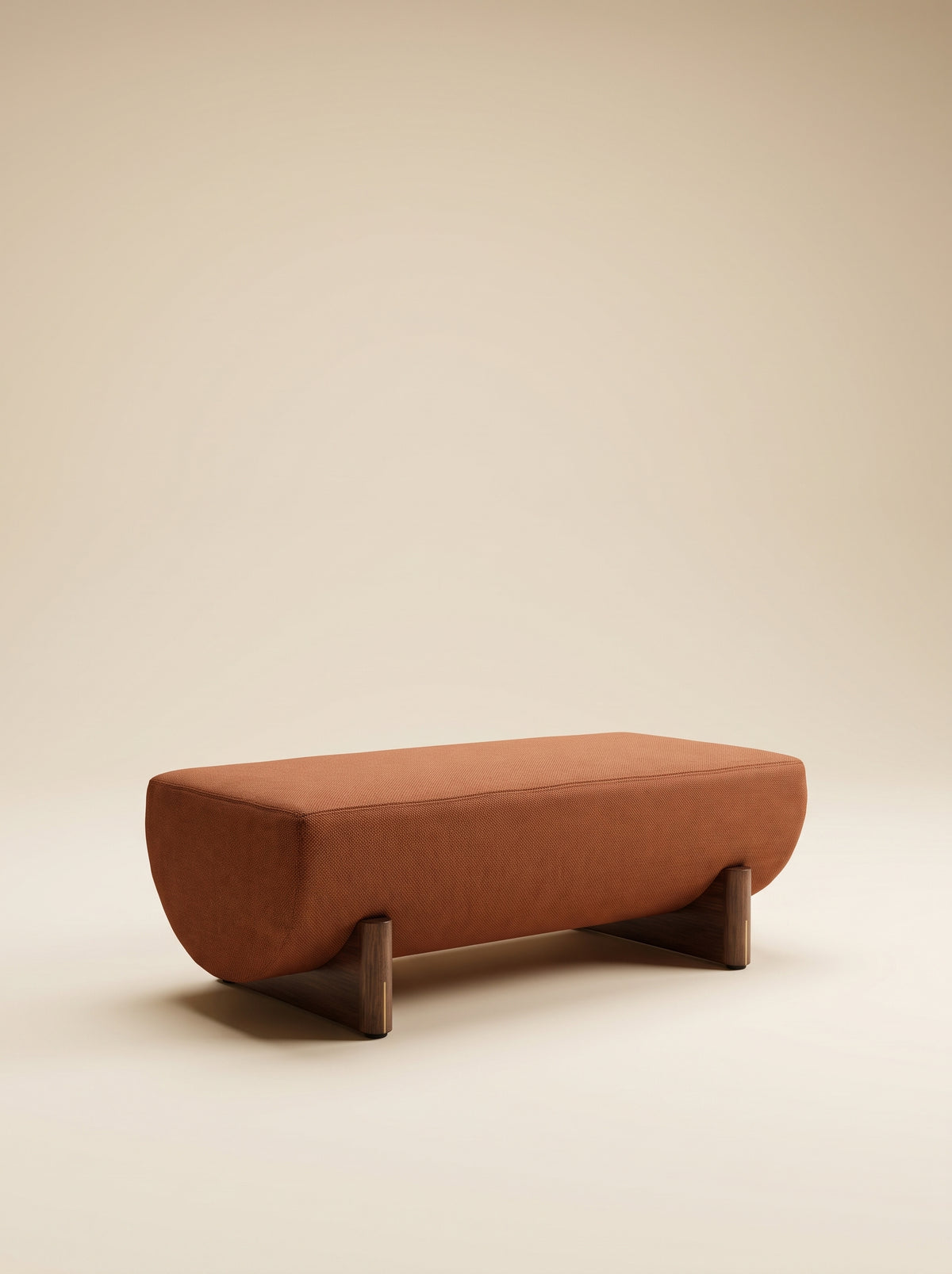 Supellex Home ottoman alargado Khal tapizado en tela color terracota con base en madera de nogal - vista en perspectiva frontal