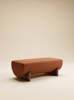 Supellex Home ottoman alargado Khal tapizado en tela color terracota con base en madera de nogal - vista en perspectiva frontal