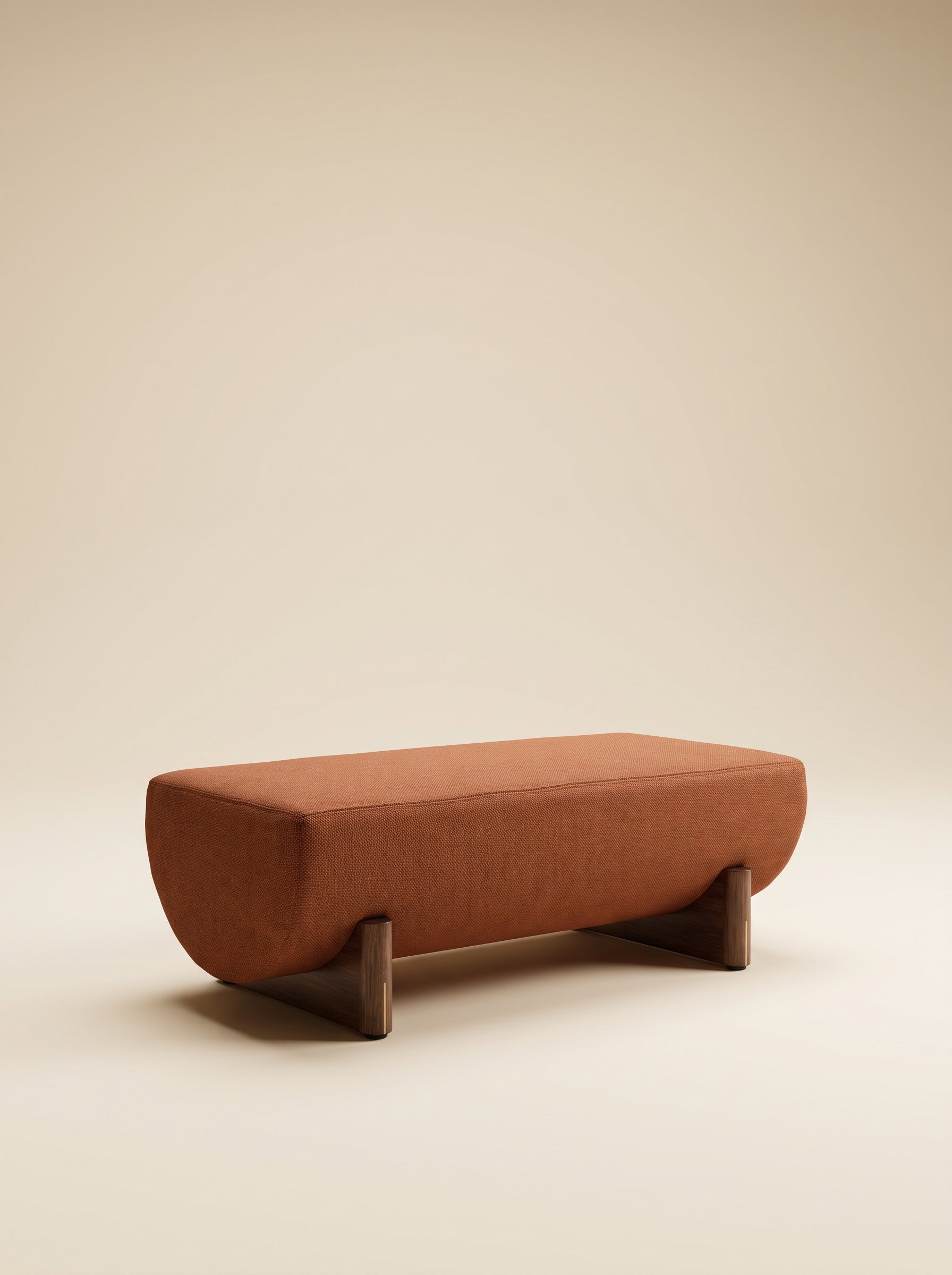 Supellex Home ottoman alargado Khal tapizado en tela color terracota con base en madera de nogal - vista en perspectiva frontal