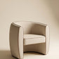 Supellex Home poltrona Deeds de silueta envolvente tapizada en tela texturizada color beige - vista en perspectiva tres cuartos